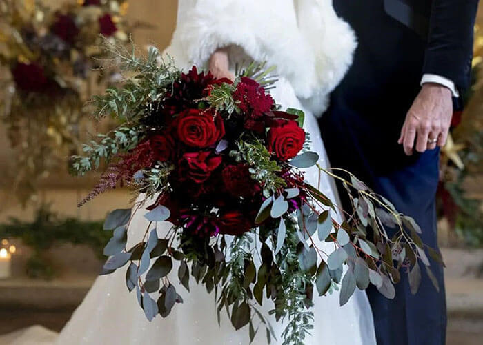 دسته گل عروسی با گل رز قرمز